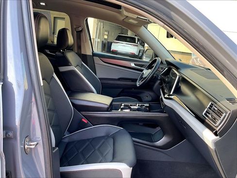 Used 2024 Volkswagen Atlas Peak Edition SE AWD/4WD image 11