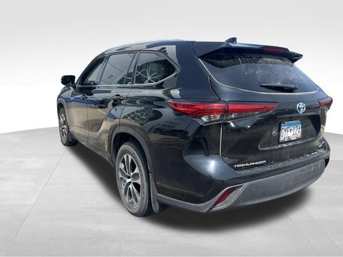 Used 2021 Toyota Highlander XLE AWD/4WD image 2