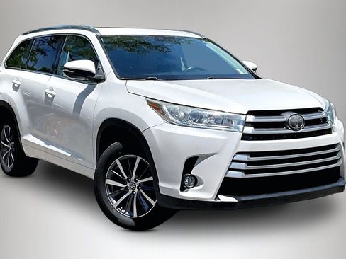 Used 2017 Toyota Highlander XLE FWD image 2