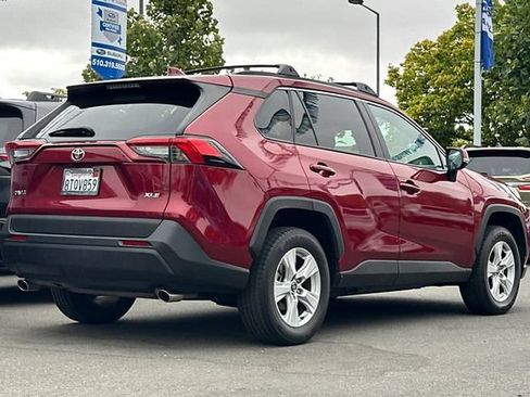 Used 2021 Toyota RAV4 XLE w/ Convenience Package FWD image 4