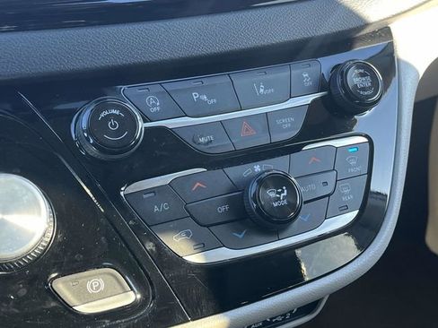 Used 2024 Chrysler Pacifica Touring-L image 29