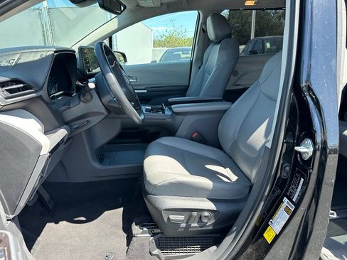 Used 2024 Toyota Sienna XLE FWD image 9