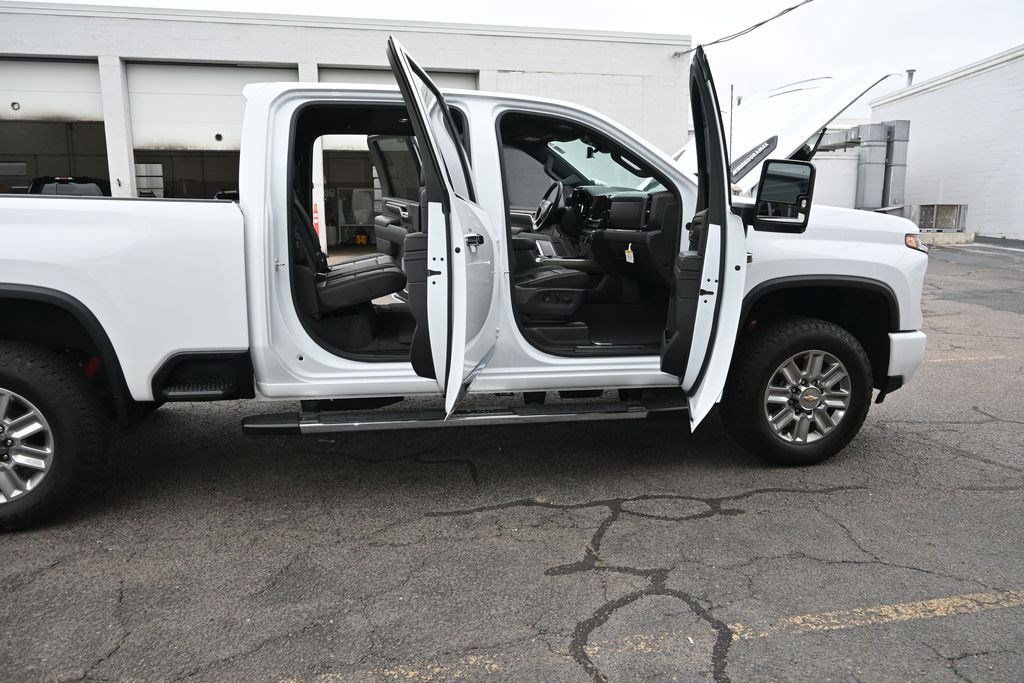 Used 2024 Chevrolet Silverado 2500 High Country w/ High Country Premium Package AWD/4WD image 4