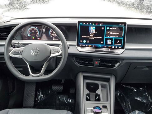 New 2025 Volkswagen Tiguan SE image 22