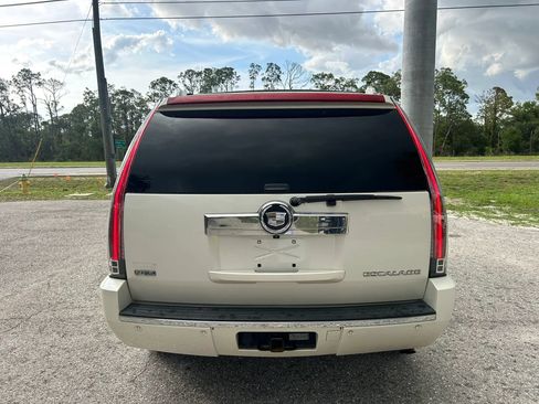 Used 2011 Cadillac Escalade Premium RWD image 30