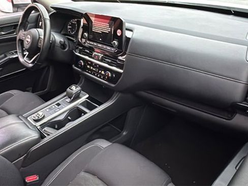 Used 2024 Nissan Pathfinder SV image 10