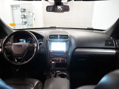 Used 2018 Ford Explorer XLT w/ Equipment Group 202A AWD/4WD image 19