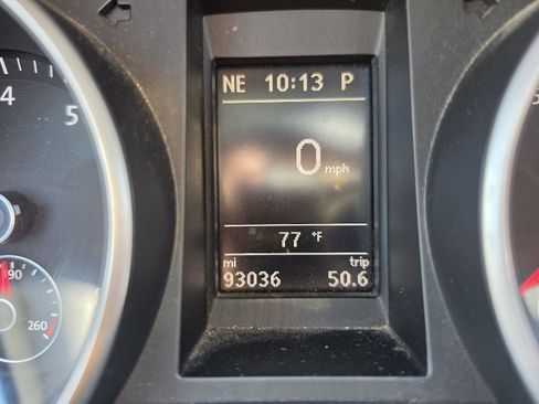Used 2013 Volkswagen Golf 4-Door FWD image 2