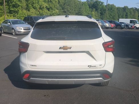 Used 2024 Chevrolet Trax LT w/ LT Convenience Package FWD image 6