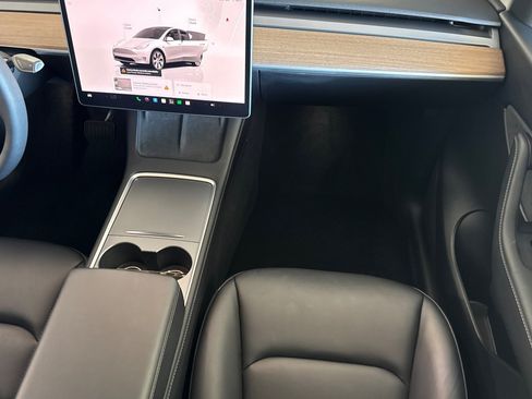 Used 2022 Tesla Model Y Long Range AWD/4WD image 31