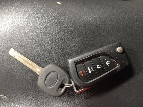 Used 2019 Toyota Camry LE image 32