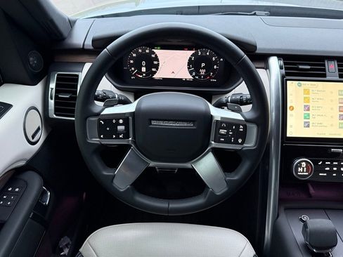 Used 2024 Land Rover Discovery Dynamic SE image 18