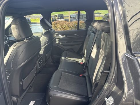 New 2025 Jeep Grand Cherokee Altitude image 13