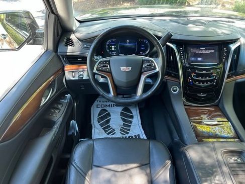 Used 2018 Cadillac Escalade ESV Premium Luxury RWD image 33