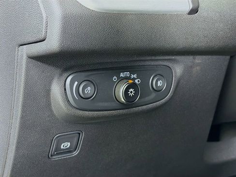 Used 2024 GMC Terrain SLT image 12