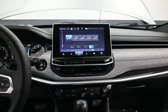 Used 2023 Jeep Compass Latitude w/ Sun and Sound Group AWD/4WD image 16