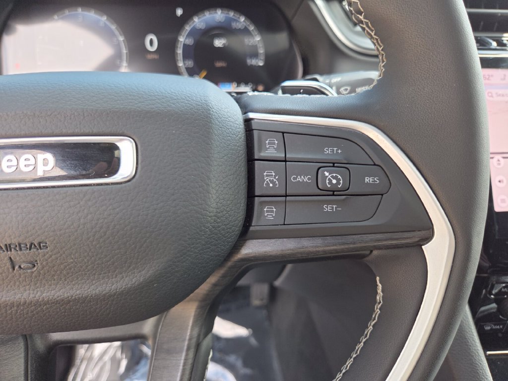 Used 2025 Jeep Grand Cherokee Limited w/ Luxury Tech Group II AWD/4WD image 35