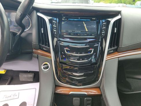 Used 2019 Cadillac Escalade ESV Luxury AWD/4WD image 12