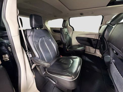Used 2023 Chrysler Pacifica Limited FWD image 31
