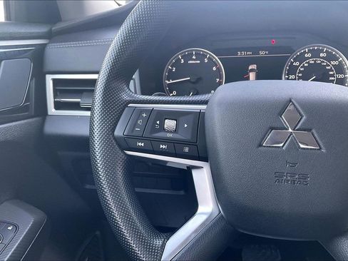 Used 2025 Mitsubishi Outlander ES image 17
