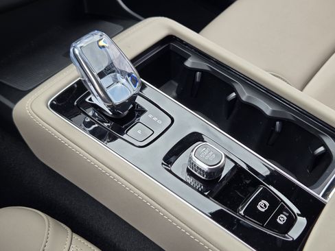 New 2026 Volvo XC90 B6 Plus w/ Protection Package Premier image 23