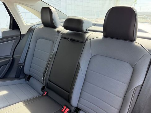 Certified 2025 Volkswagen Jetta SE w/ Sunroof Package image 18