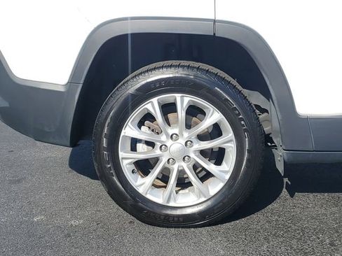 Used 2019 Jeep Cherokee Latitude w/ Popular Appearance Group image 7