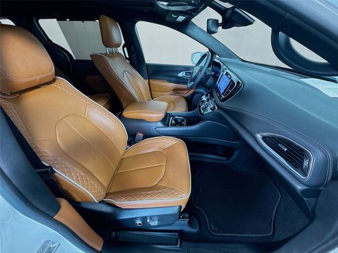 Used 2024 Chrysler Pacifica Pinnacle w/ Trailer Tow Group AWD/4WD image 26