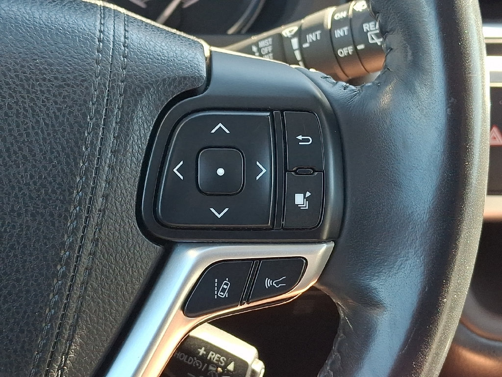 Used 2017 Toyota Highlander XLE AWD/4WD image 23