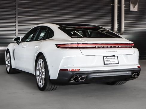 Used 2025 Porsche Panamera image 3