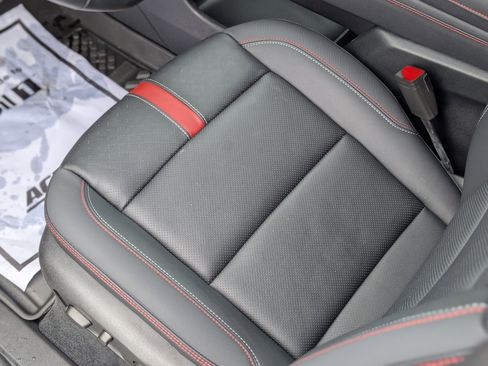 Used 2025 Chevrolet Traverse RS image 32