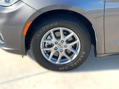 Used 2023 Chrysler Pacifica Touring-L image 12