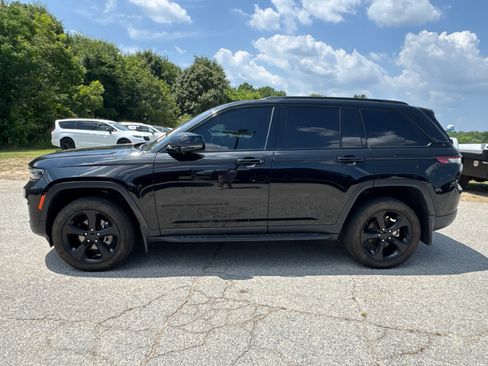 Certified 2025 Jeep Grand Cherokee Altitude AWD/4WD image 8