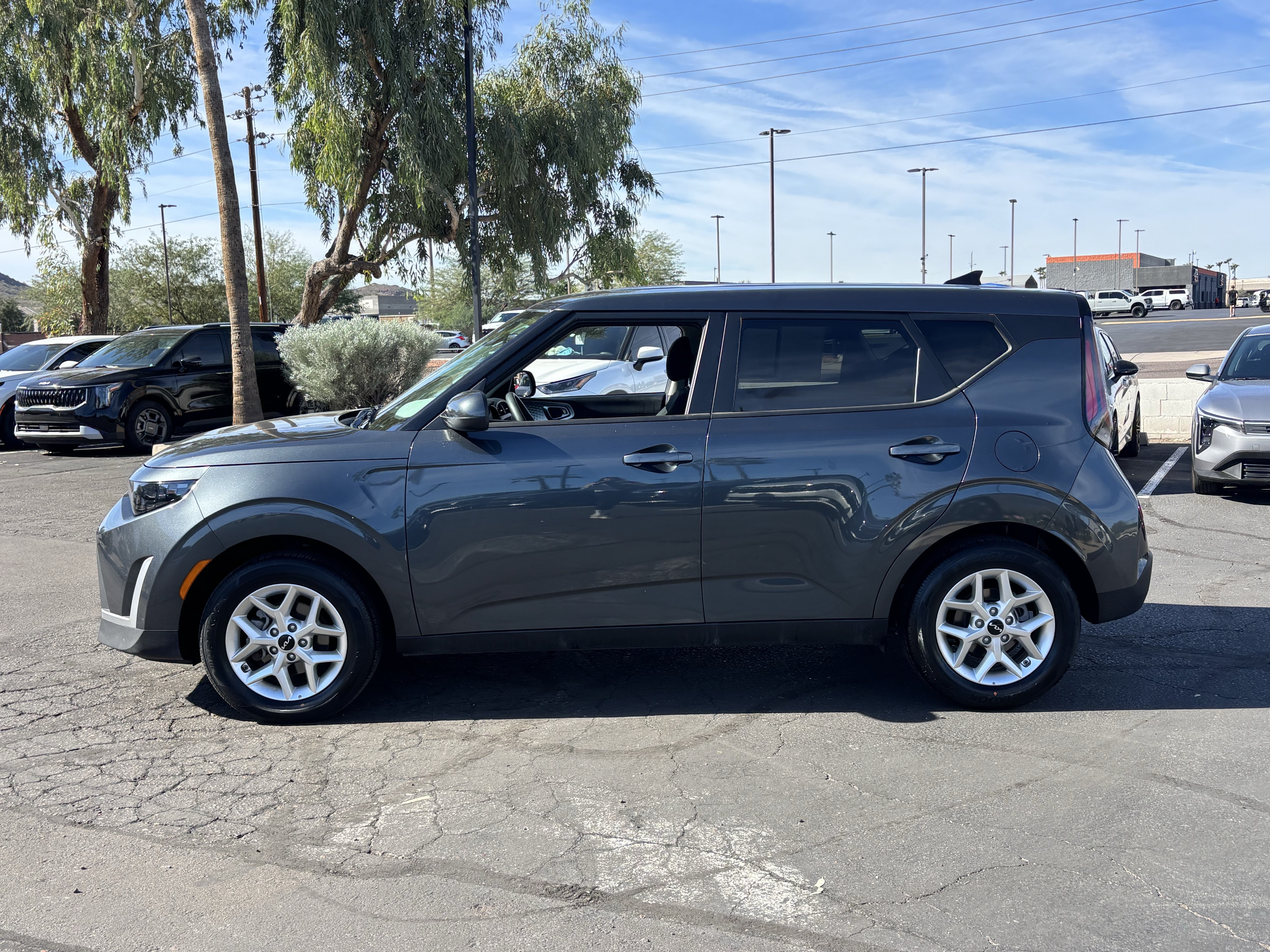 Certified 2025 Kia Soul LX w/ LX Technology Package FWD image 5