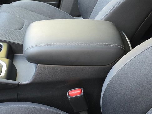 Used 2019 Hyundai Santa Fe SE image 9