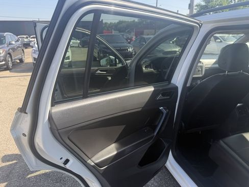 Used 2021 Volkswagen Tiguan SE image 9