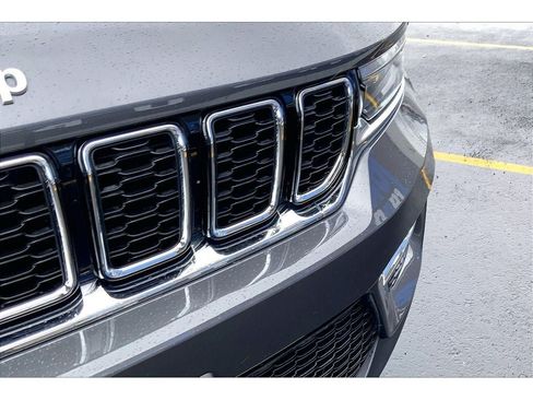 Used 2025 Jeep Grand Cherokee Limited w/ Trailer Tow Package AWD/4WD image 31