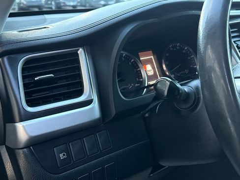 Used 2018 Toyota Highlander LE w/ Carpet Mat Package (TMS) FWD image 14