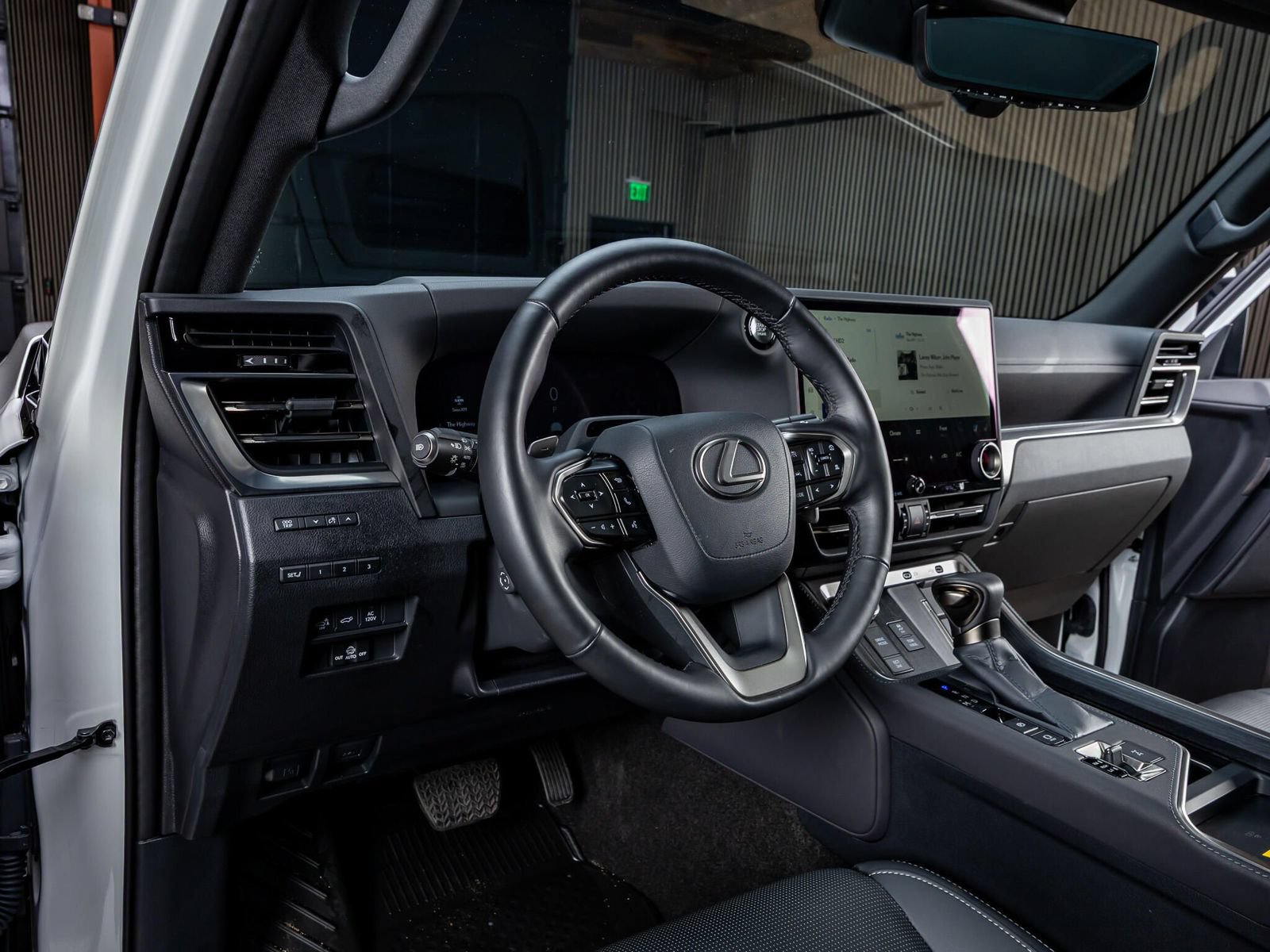 Used 2025 Lexus GX 550 w/ Accessory Package (31) AWD/4WD image 17
