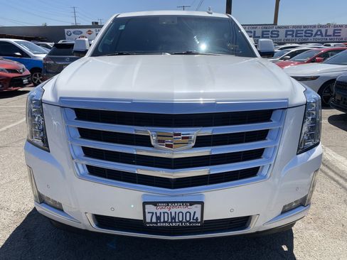 Used 2016 Cadillac Escalade Luxury RWD image 3