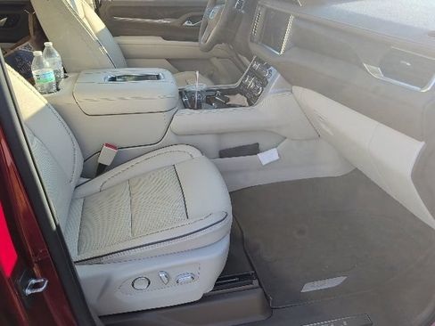Used 2024 GMC Yukon Denali w/ Advanced Technology Package AWD/4WD image 9