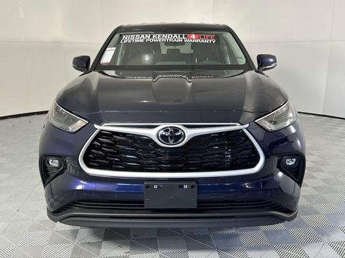 Used 2025 Toyota Highlander LE FWD image 3