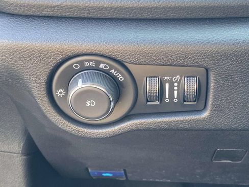 Used 2025 Chrysler Pacifica Limited FWD image 18
