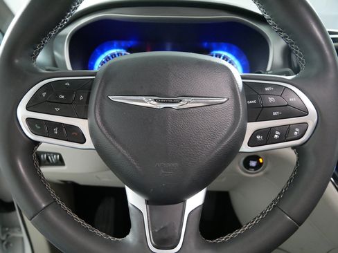 Used 2022 Chrysler Pacifica Touring-L FWD image 25