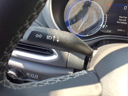 Used 2025 Chrysler Pacifica Limited FWD image 18