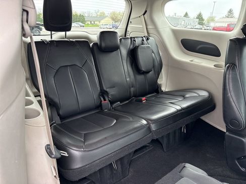 Used 2023 Chrysler Pacifica Touring-L FWD image 20