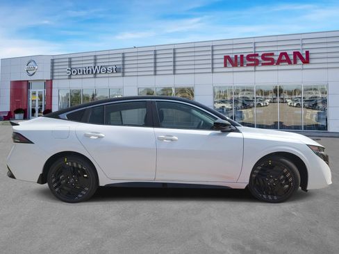 New 2027 Nissan Sentra SR w/ Floor Mat Package FWD image 4