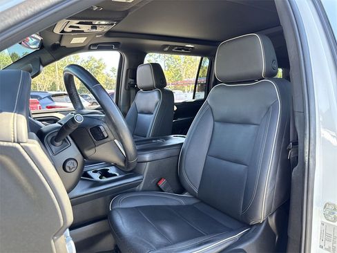 Used 2022 GMC Yukon XL SLT w/ SLT Premium Package image 11