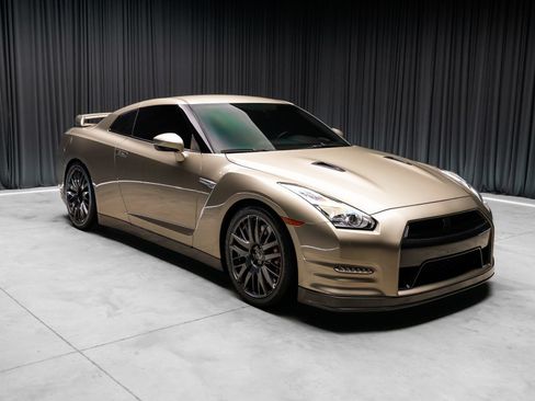 Used 2016 Nissan GT-R Premium AWD/4WD image 2