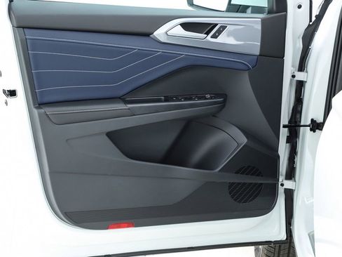 New 2025 Volkswagen Taos SEL image 18